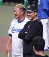 　坂本（右）と並んで笑顔を見せる中田翔＝２４年４月