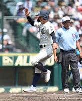 　３回、奥駿仁の二ゴロで先制の生還を果たす西日本短大付・原綾汰（撮影・西田忠信）