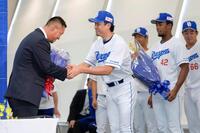 　今季限りでの現役引退を表明し、大野（左から２人目）、ブライト（右から２人目）から花束を受け取る中田