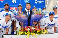 　今季限りでの現役引退を表明し、ナインと記念写真に納まる中田（中央）