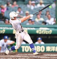 　８回、左前２点適時打を放つ加納悠成（撮影・開出牧）