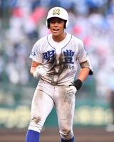 　８回、左前２点適時打を放ちガッツポーズを決める明豊・加納悠成（撮影・開出牧）