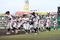 　２回戦で明豊に敗れ引き揚げる佐賀北ナイン（撮影・開出牧）