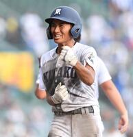 　５回、右前適時打を放ちガッツポーズを決める佐賀北・宮崎淳多（撮影・開出牧）