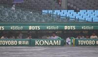 　激しい雷雨の中、試合開始を待つ佐賀北ナイン（撮影・坂部計介）