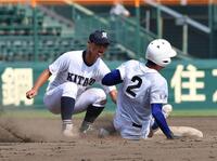 　３回、辻田拓未（右）の二盗を阻止する佐賀北の遊撃手・津留崎太葵（撮影・開出牧）