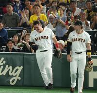 　２回、伊藤将のファウルフライを追って客席に飛び込むリチャード（撮影・金田祐二）