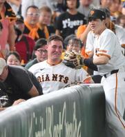 　２回、伊藤将の邪飛を追いかけて客席に飛び込み、苦笑いのリチャード（撮影・伊藤笙子）