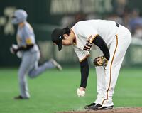 　４回、大山（奥）に２ランを許す山崎（撮影・田中太一）