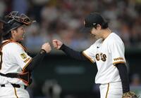 　３回を無失点に抑え、甲斐（左）とグータッチする山崎（撮影・西岡正）
