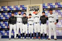 　侍ジャパンの新ユニホームを披露した（右から）中田翔と森＝１３年１１月