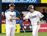 　オールスターで３ランを放った森（右）を笑顔で出迎える中田翔＝１８年７月