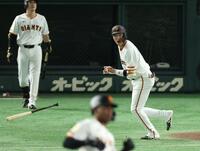 　６回、左越え３ランを放つ坂本（撮影・金田祐二）