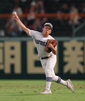 　５回、東海大熊本星翔・長迫の右前打でグラブを左脇に挟み、本塁に送球する県岐阜商・横山