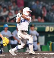 　８回、勝ち越しの右前適時打を放つ県岐阜商・駒瀬陽尊（撮影・開出牧）