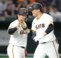 　７回、同点２ランを放ち、甲斐（左）とタッチを交わす中山（撮影・西岡正）