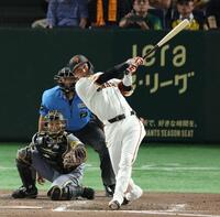 　６回、左越え３ランを放つ坂本（撮影・金田祐二）