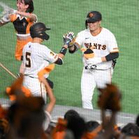 　７回、ライトへ同点２ランを放ち、門脇（左）とハイタッチする代打・中山（撮影・伊藤笙子）