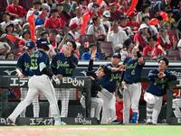 　７回、本塁打を放った村上（手前）を迎えるヤクルトナイン