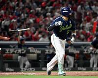 　７回、村上が左越えに本塁打を放つ