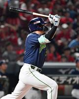 　７回、村上が左越えに本塁打を放つ