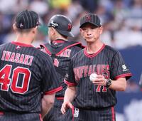 　７回、リリーフ登板する岩崎（左）にボールを手渡す岸田監督（撮影・立川洋一郎）