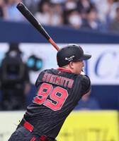 　１回、左前へ先制適時打を放つ杉本（撮影・立川洋一郎）