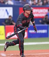 　７回、右中間へ三塁打を放つ若月（撮影・立川洋一郎）