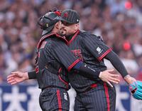 　９回表を抑え、若月（左）と抱擁を交わすマチャド（撮影・立川洋一郎）