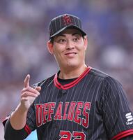 　２回を投げ終え、笑顔を見せてベンチへ引き揚げる九里（撮影・立川洋一郎）