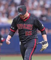 　３回、渡部聖を併殺打に打ち取って雄たけびを上げる九里（撮影・立川洋一郎）