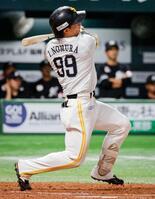 　５回、野村が左前に適時打を放つ