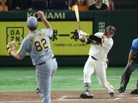 　７回、右越えに同点２ランを放つ代打・中山（撮影・金田祐二）