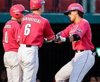 　１回、３ランを放った黒川（右）