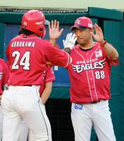 　１回、３ランを放った黒川（左）を迎える三木監督