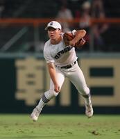 　５回、東海大熊本星翔・長迫の右前打でグラブを左脇に挟み、本塁に送球する県岐阜商・横山