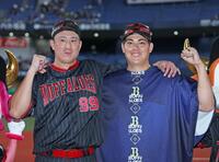 　勝利の立役者となり、笑顔を見せる九里（右）と杉本（撮影・立川洋一郎）