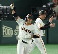 　７回、右越えに同点２ランを放ち喜ぶ代打・中山（撮影・金田祐二）