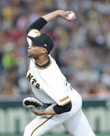 　９回に登板し力投するマルティネス（撮影・西岡正）