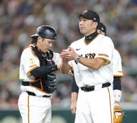 　７回、投手交代を告げ、船迫をマウンドで待つ阿部監督（撮影・西岡正）