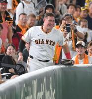 　２回、伊藤将の邪飛を追いかけて客席に飛び込み、苦笑いのリチャード（撮影・伊藤笙子）