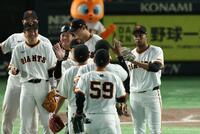 　通算２００セーブを達成したマルティネスと喜ぶ巨人ナイン（撮影・金田祐二）