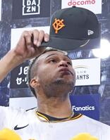 　ヒーローインタビューで涙ぐむマルティネス