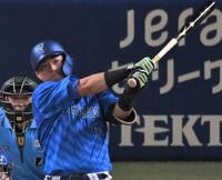 　３回、蝦名が左越え適時二塁打を放つ