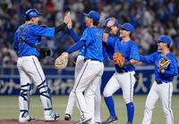 　中日に勝利し、タッチを交わす山本（左端）らＤｅＮＡナイン