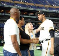 　妻のリリエンさん（右から２人目）に祝福されるマルティネス