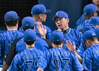 　中日に勝利しタッチを交わす三浦監督