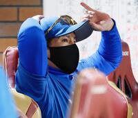 　５回、試合を見守る新庄監督