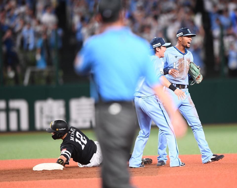 　９回、オーバーランでアウトとなった嶺井（撮影・園田高夫）