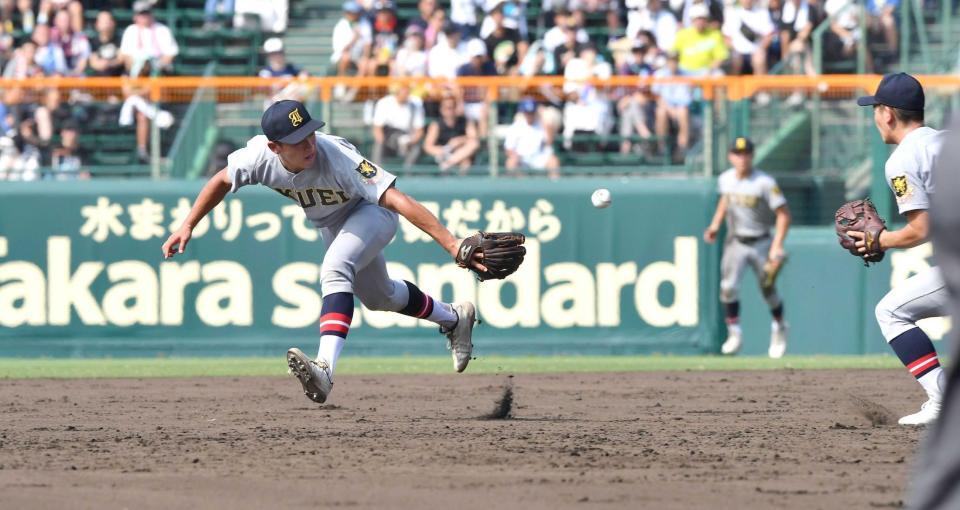 　５回、開星・小村の打球を逆シングルで捕球し、遊撃手の砂（右端）へのグラブトスで併殺に仕留める仙台育英・有本（撮影・開出牧）